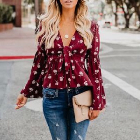 Vici Tops - NEW ✨ Beautiful Floral Bell Sleeved Blouse